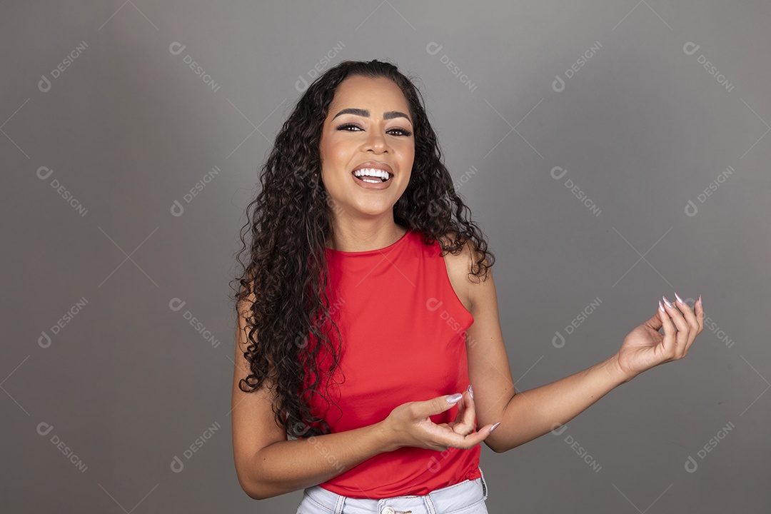 Linda mulher jovem morena cabelo cacheado sobre fundo isolado