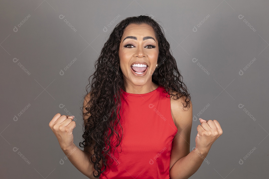 Linda mulher jovem morena cabelo cacheado sobre fundo isolado