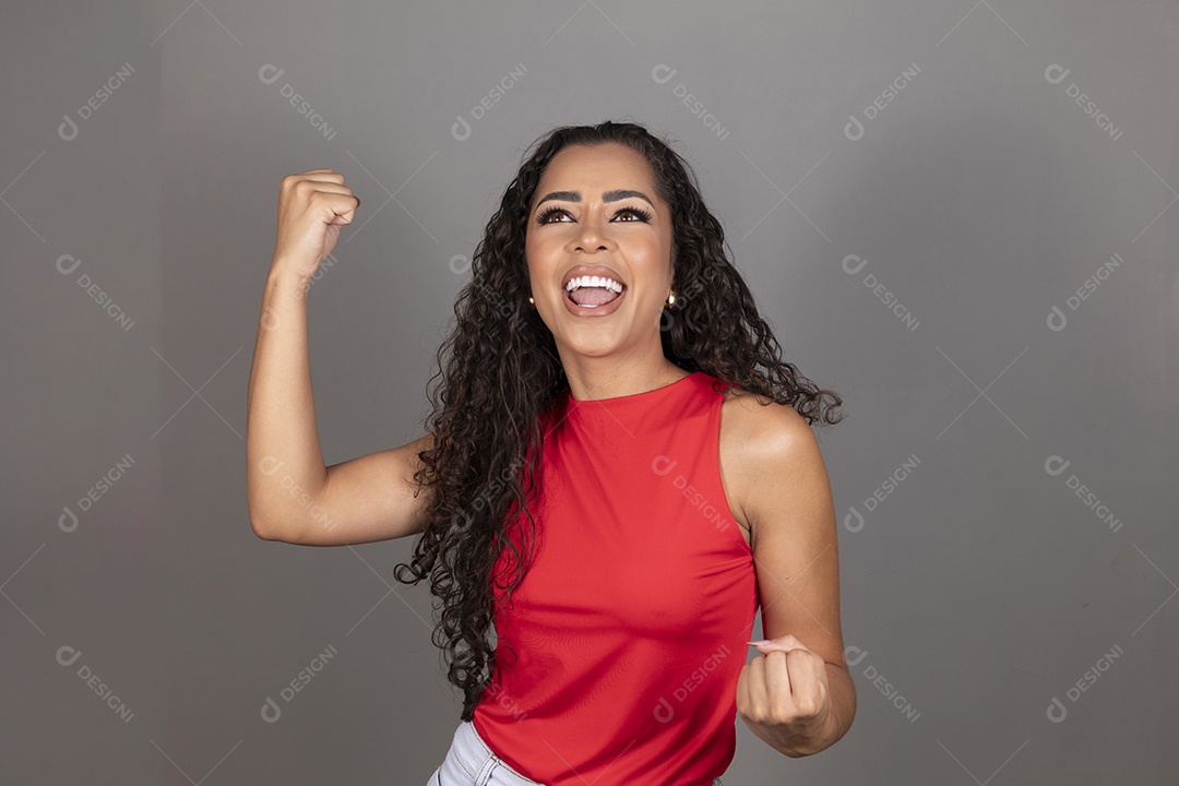 Linda mulher jovem morena cabelo cacheado sobre fundo isolado