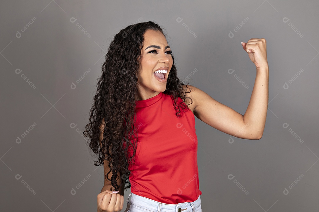 Linda mulher jovem morena cabelo cacheado sobre fundo isolado