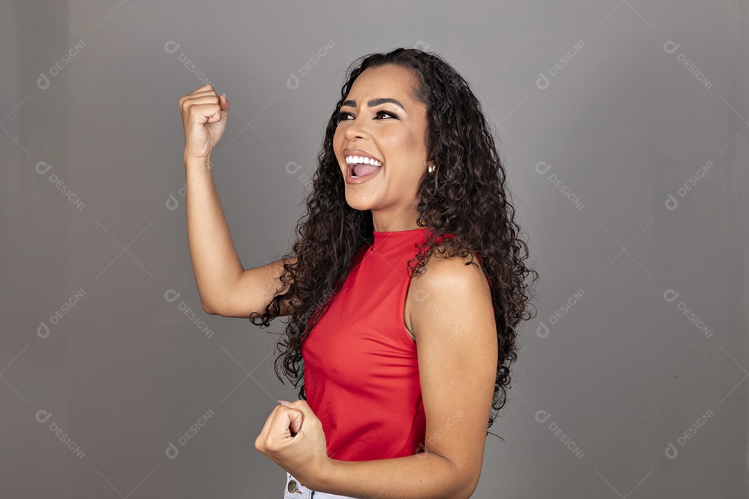 Linda mulher jovem morena cabelo cacheado sobre fundo isolado