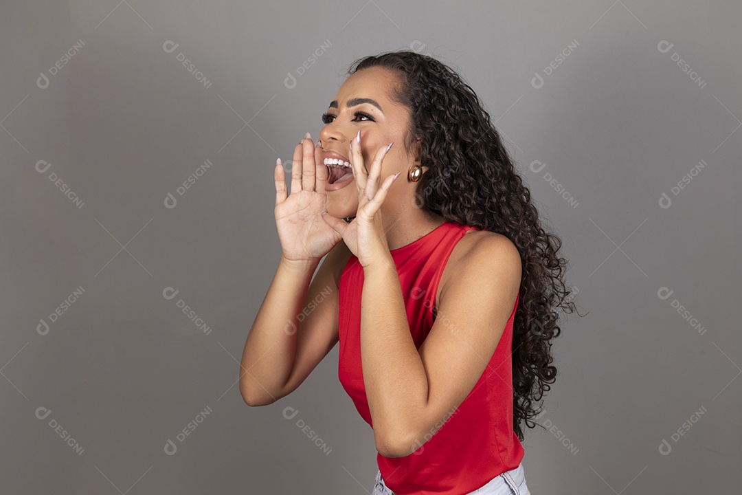 Linda mulher jovem morena cabelo cacheado sobre fundo isolado