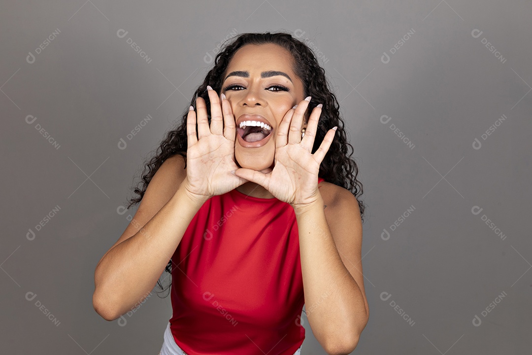 Linda mulher jovem morena cabelo cacheado sobre fundo isolado