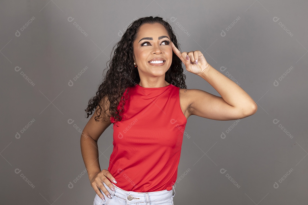 Linda mulher jovem morena cabelo cacheado sobre fundo isolado