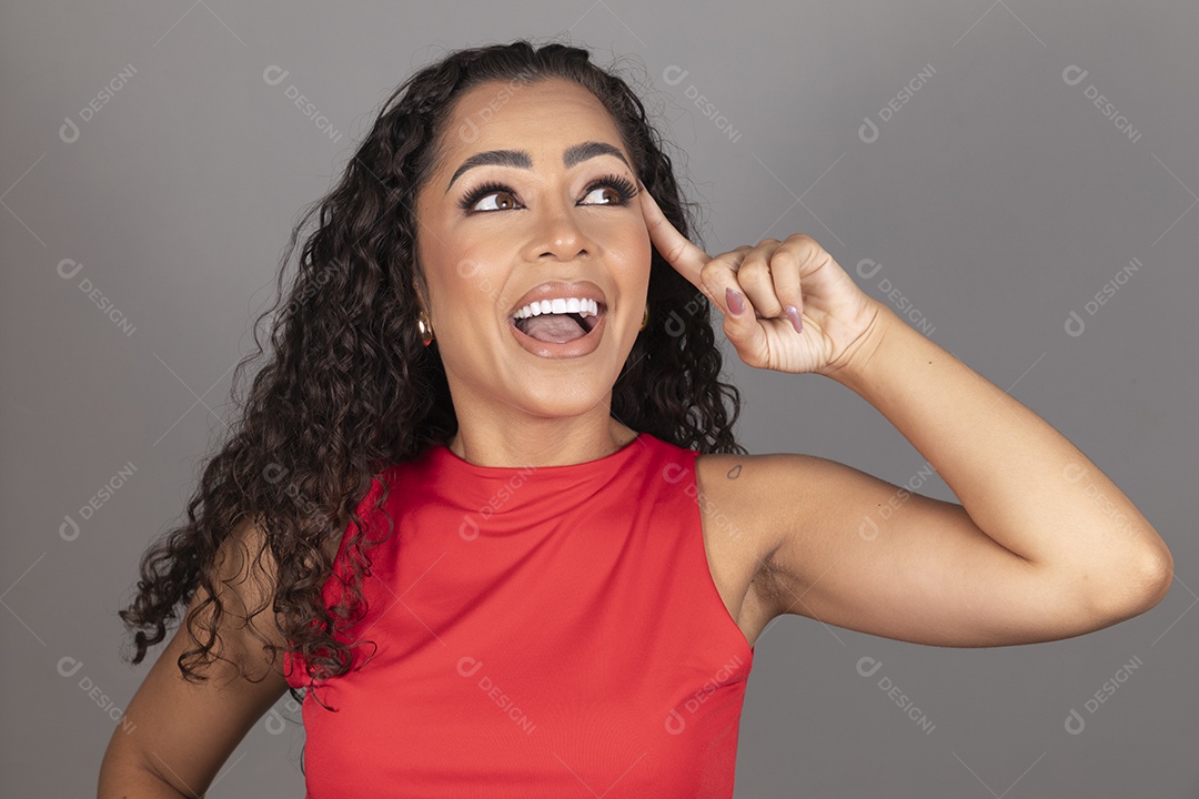 Linda mulher jovem morena cabelo cacheado sobre fundo isolado