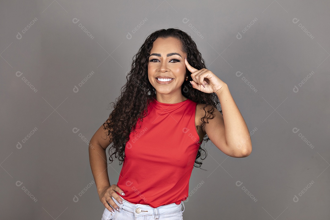 Linda mulher jovem morena cabelo cacheado sobre fundo isolado