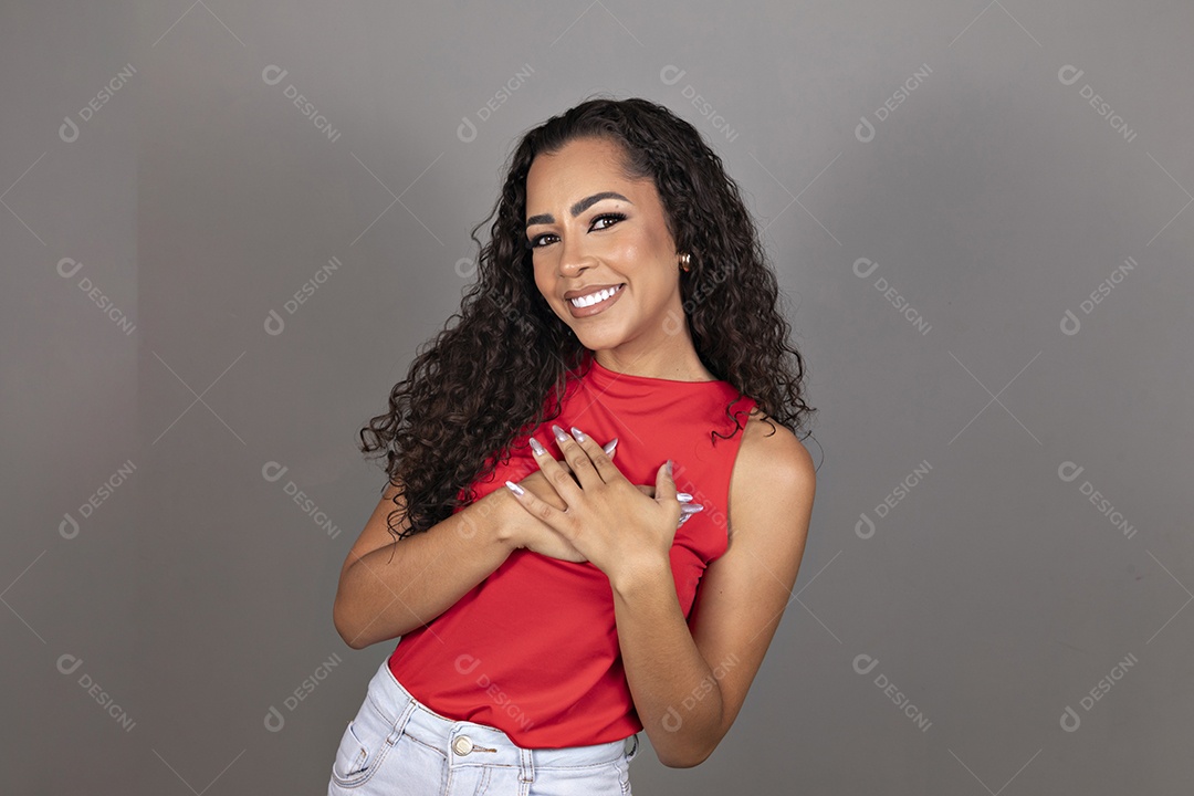 Linda mulher jovem morena cabelo cacheado sobre fundo isolado