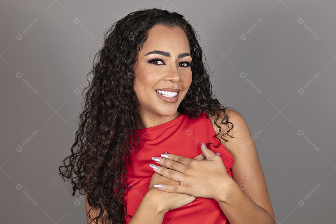 Linda mulher jovem morena cabelo cacheado sobre fundo isolado