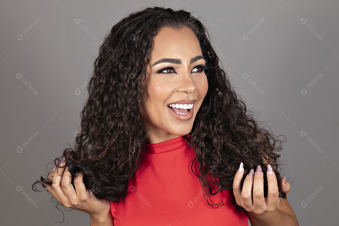 Linda mulher jovem morena cabelo cacheado sobre fundo isolado