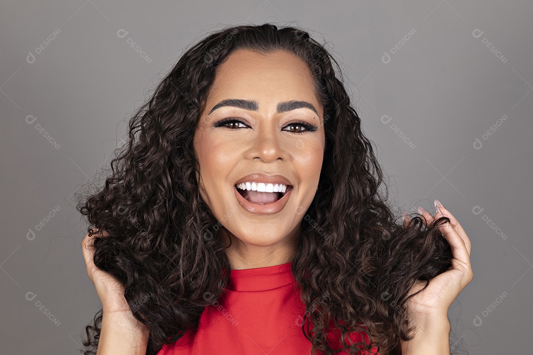 Linda mulher jovem morena cabelo cacheado sobre fundo isolado