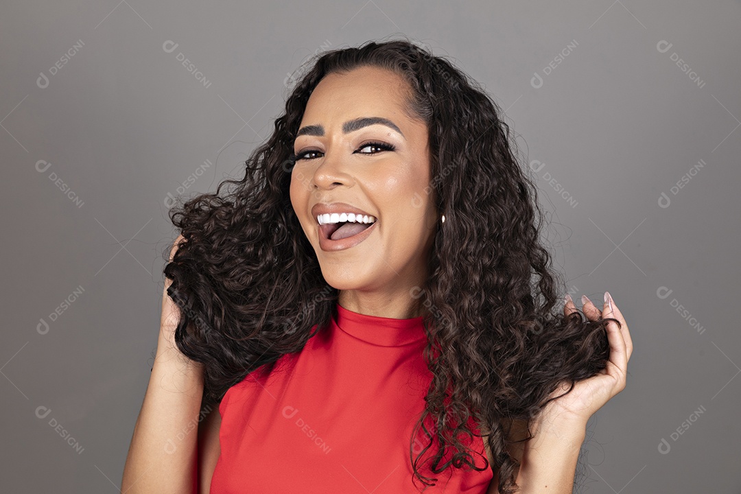 Linda mulher jovem morena cabelo cacheado sobre fundo isolado