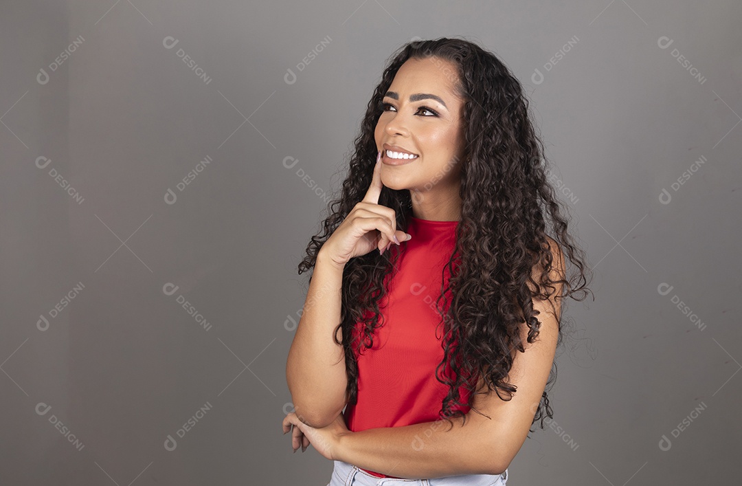 Linda mulher jovem morena cabelo cacheado sobre fundo isolado