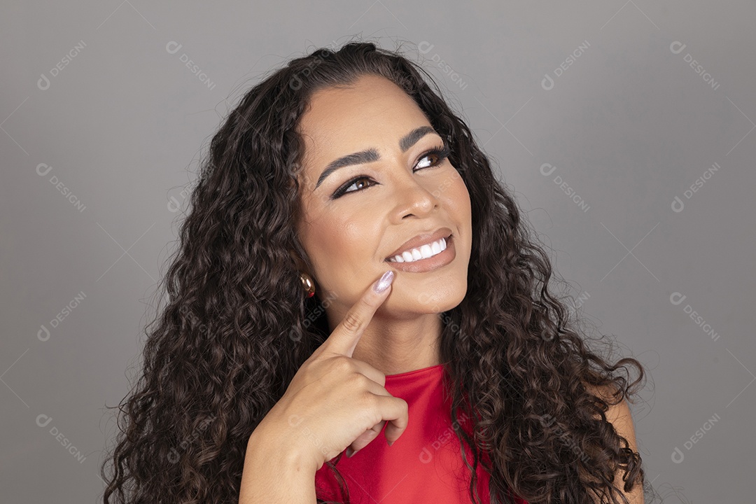 Linda mulher jovem morena cabelo cacheado sobre fundo isolado