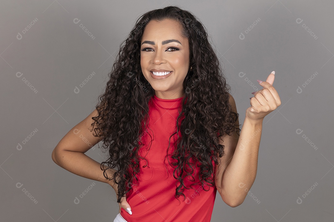 Linda mulher jovem morena cabelo cacheado sobre fundo isolado