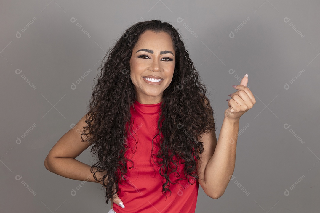 Linda mulher jovem morena cabelo cacheado sobre fundo isolado
