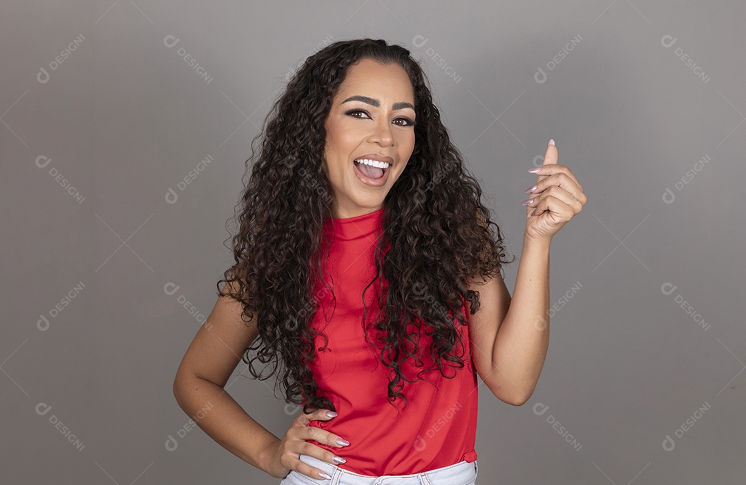 Linda mulher jovem morena cabelo cacheado sobre fundo isolado