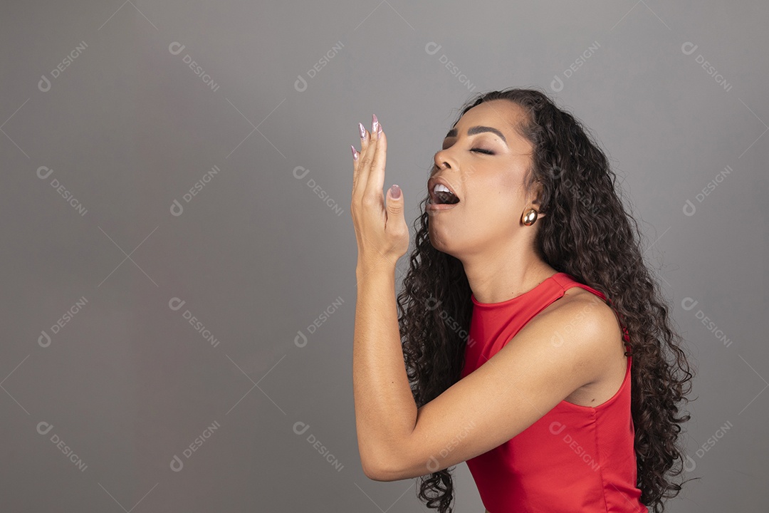 Linda mulher jovem morena cabelo cacheado sobre fundo isolado