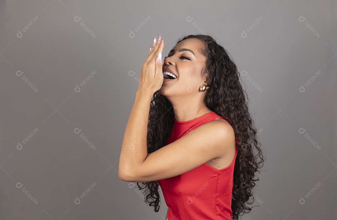 Linda mulher jovem morena cabelo cacheado sobre fundo isolado