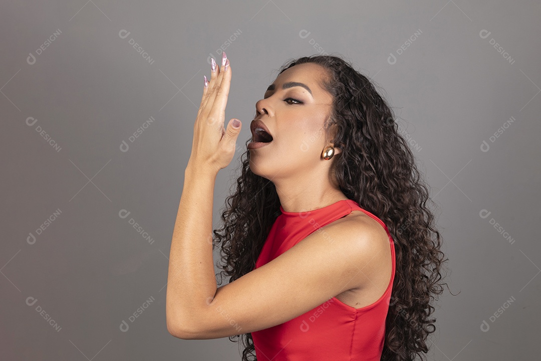 Linda mulher jovem morena cabelo cacheado sobre fundo isolado