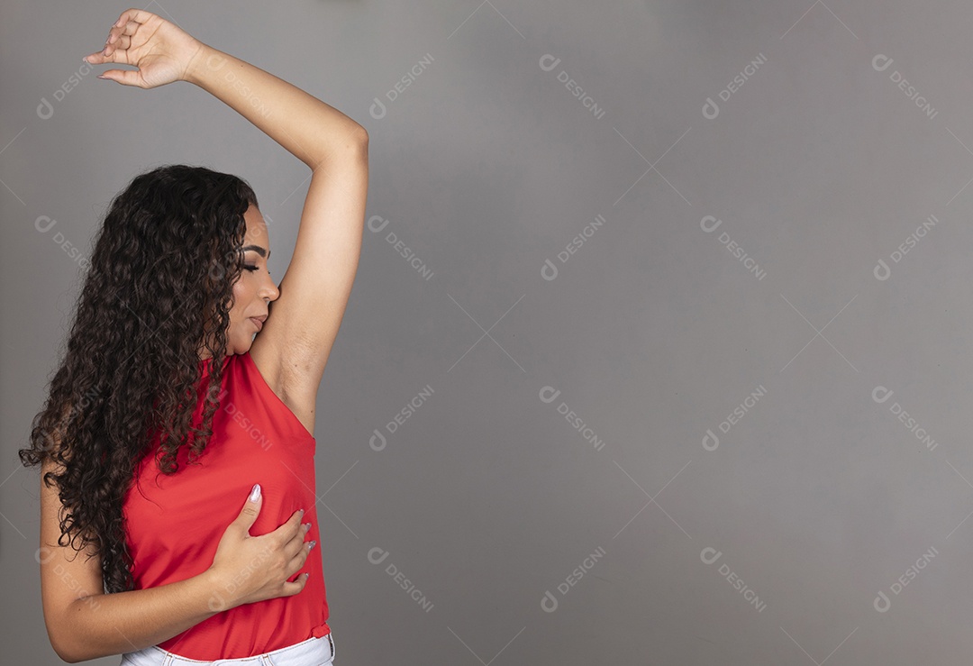 Linda mulher jovem morena cabelo cacheado sobre fundo isolado