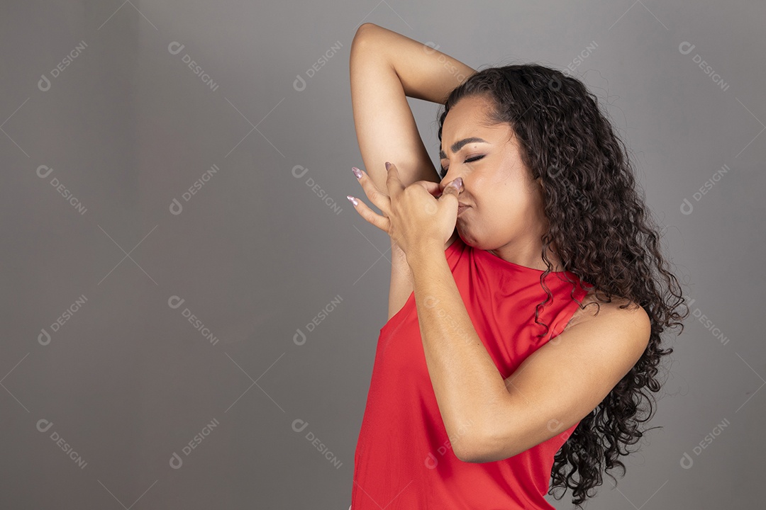 Linda mulher jovem morena cabelo cacheado sobre fundo isolado