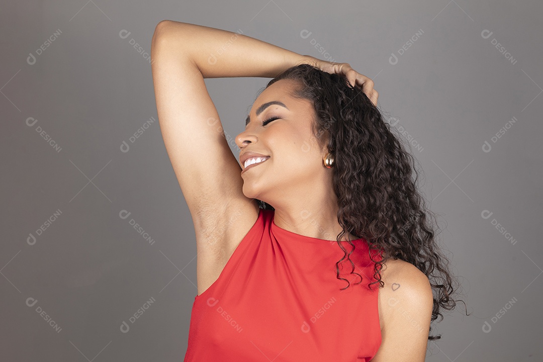 Linda mulher jovem morena cabelo cacheado sobre fundo isolado