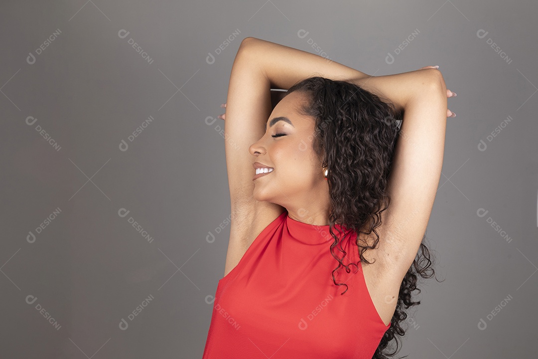 Linda mulher jovem morena cabelo cacheado sobre fundo isolado