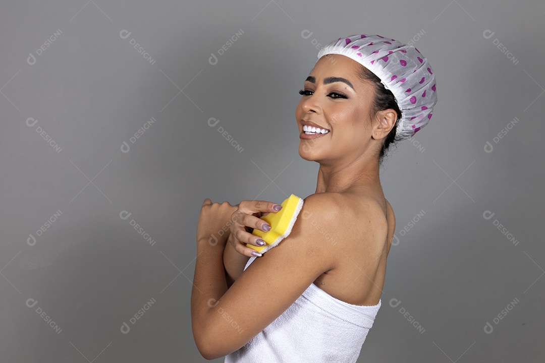 Linda mulher jovem morena cabelo cacheado sobre fundo isolado