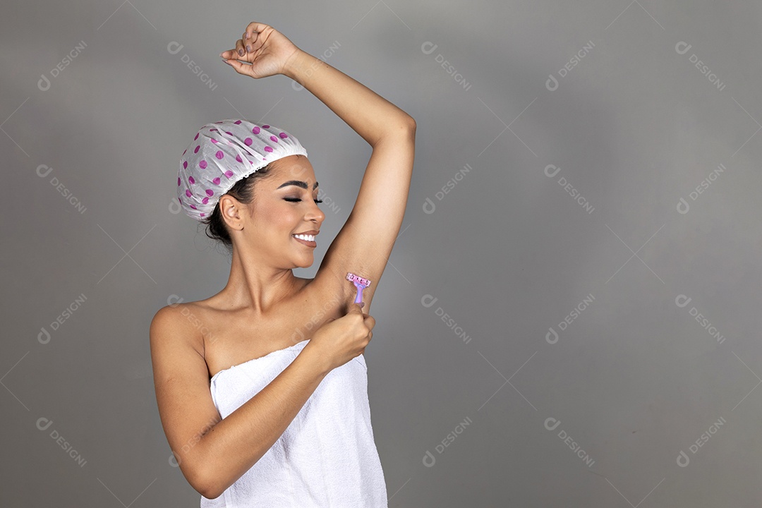 Linda mulher jovem morena cabelo cacheado sobre fundo isolado