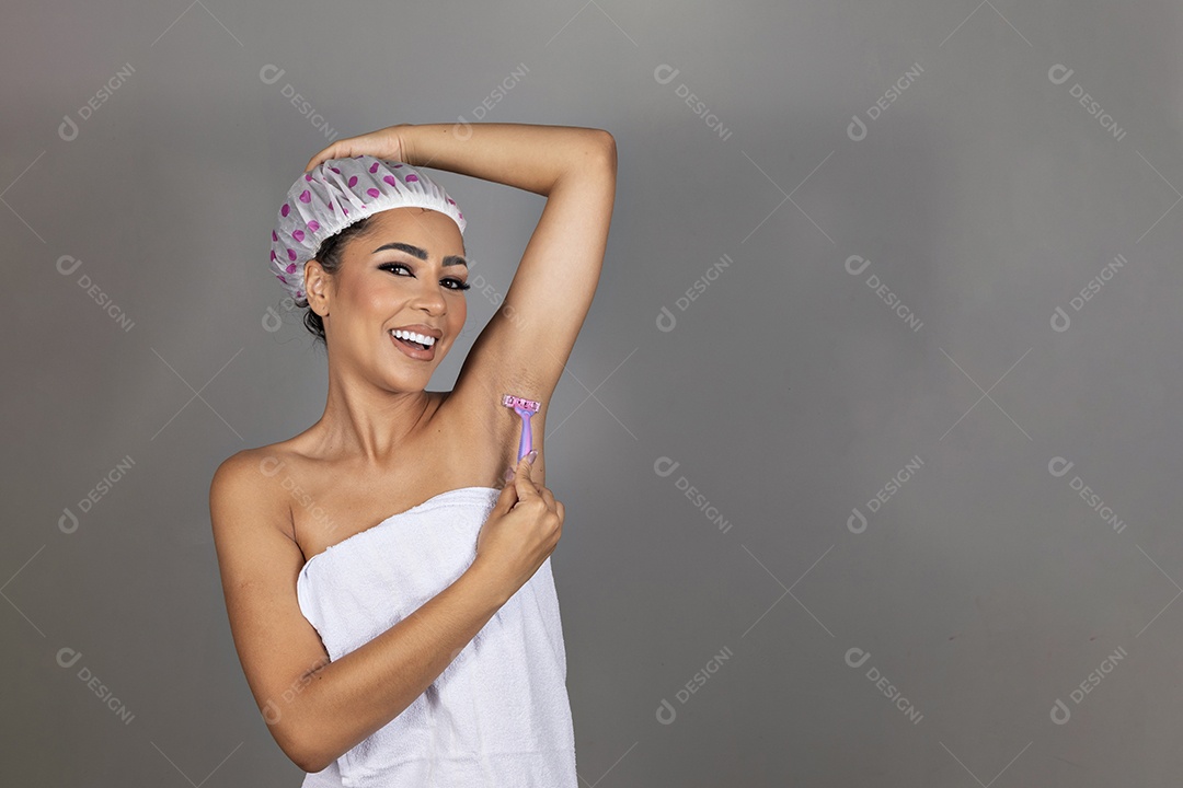 Linda mulher jovem morena cabelo cacheado sobre fundo isolado