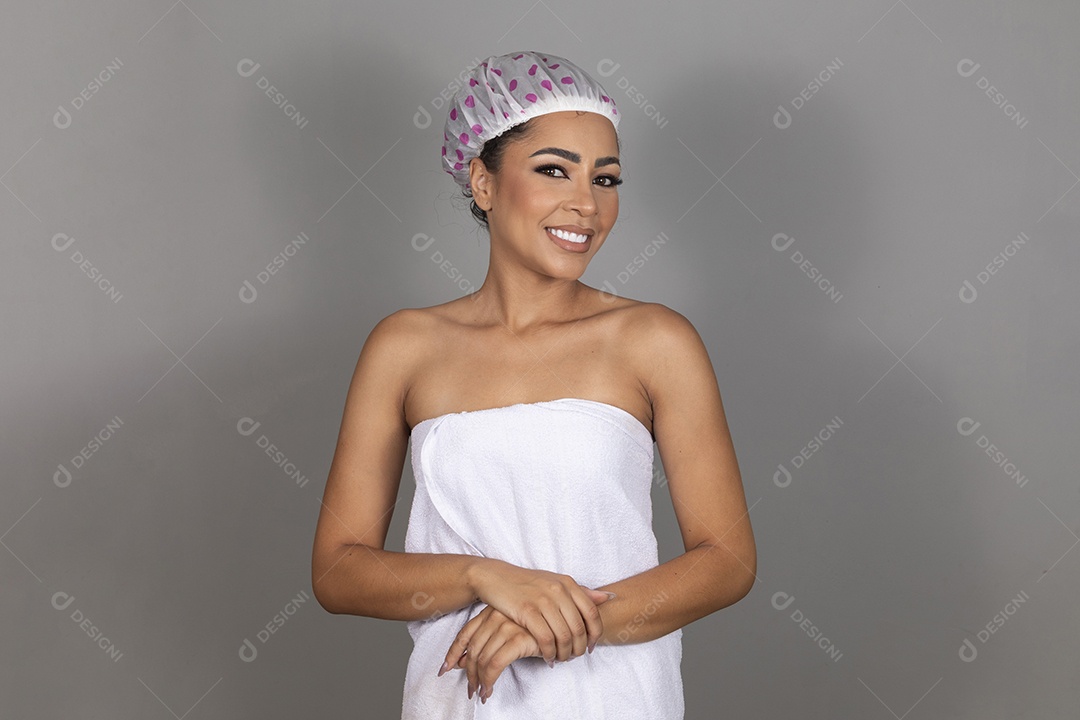 Linda mulher jovem morena cabelo cacheado sobre fundo isolado