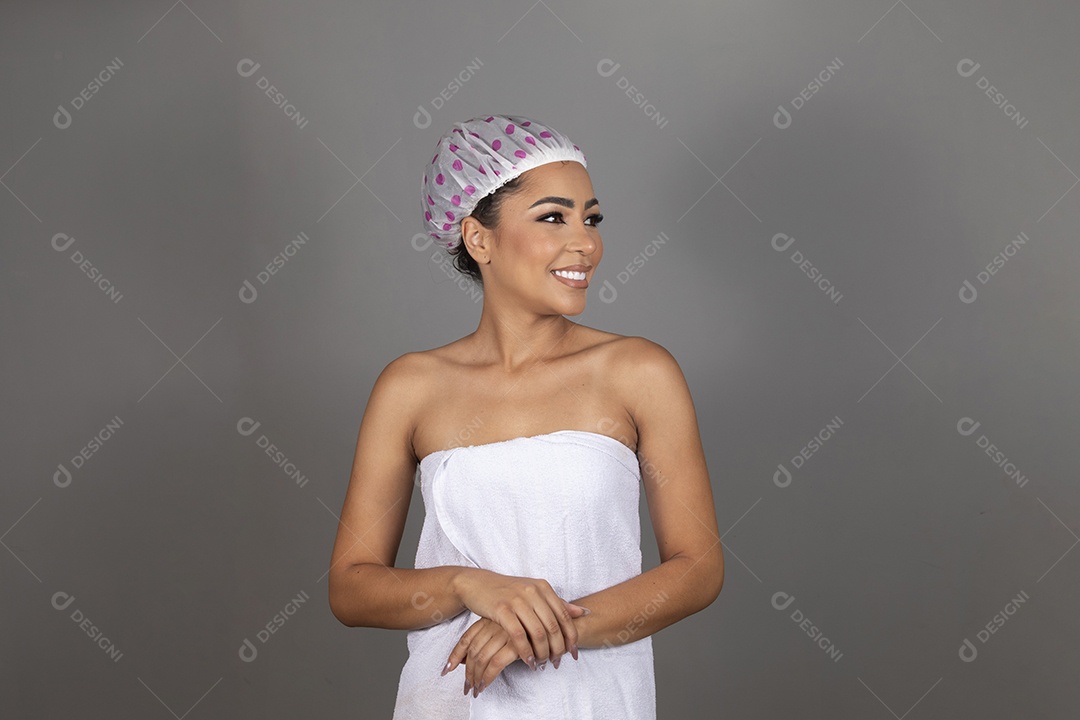 Linda mulher jovem morena cabelo cacheado sobre fundo isolado