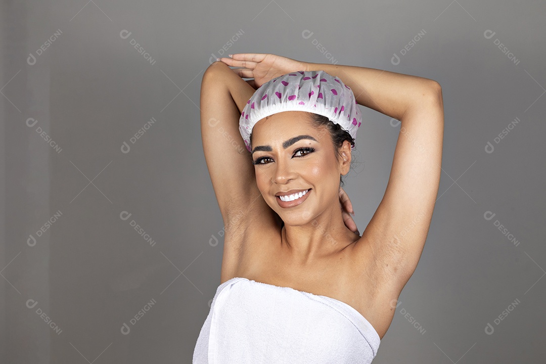 Linda mulher jovem morena cabelo cacheado sobre fundo isolado