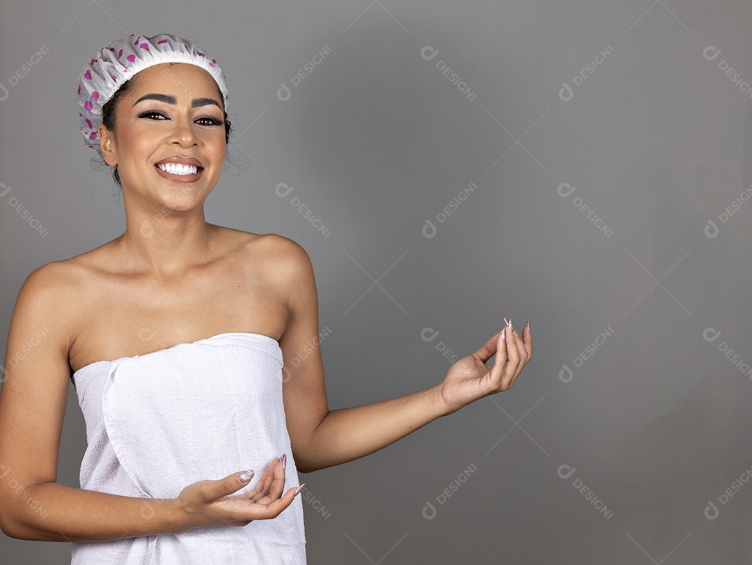 Linda mulher jovem morena cabelo cacheado sobre fundo isolado