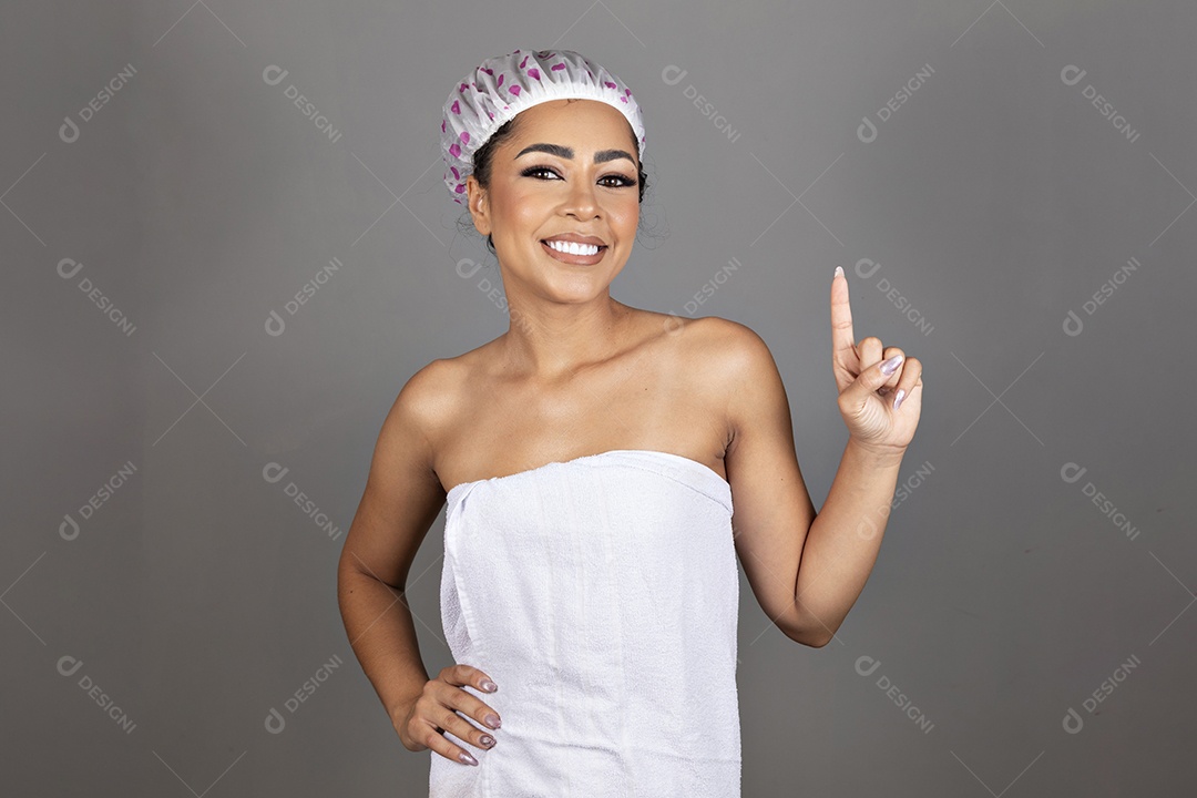 Linda mulher jovem morena cabelo cacheado sobre fundo isolado