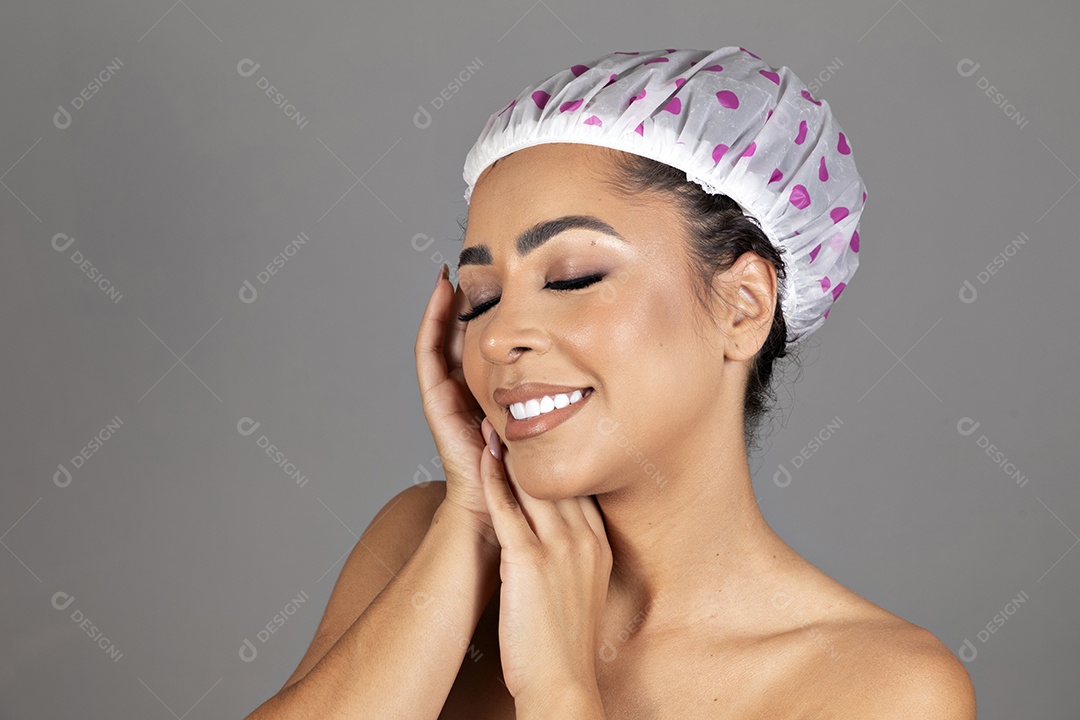 Linda mulher jovem morena cabelo cacheado sobre fundo isolado