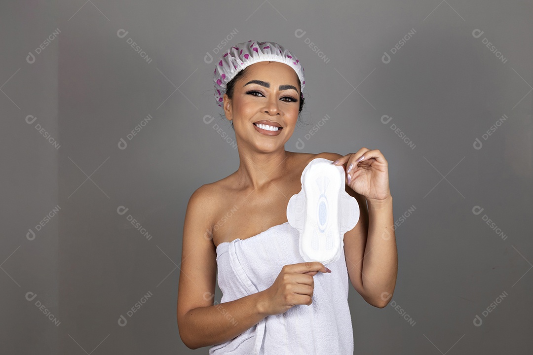 Linda mulher jovem morena cabelo cacheado sobre fundo isolado