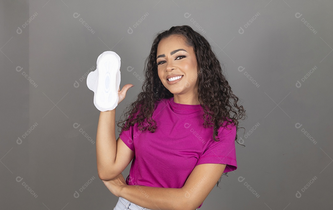 Linda mulher jovem morena cabelo cacheado sobre fundo isolado