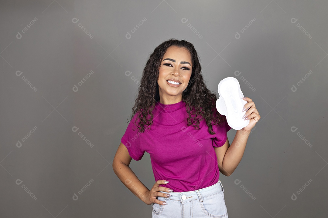 Linda mulher jovem morena cabelo cacheado sobre fundo isolado