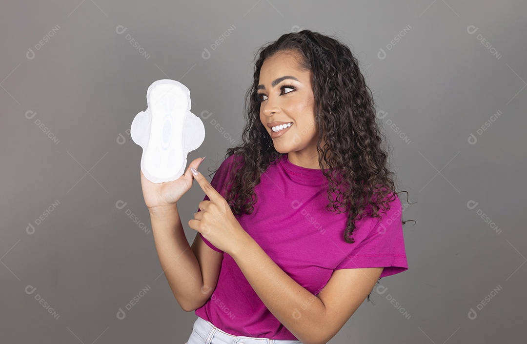 Linda mulher jovem morena cabelo cacheado sobre fundo isolado