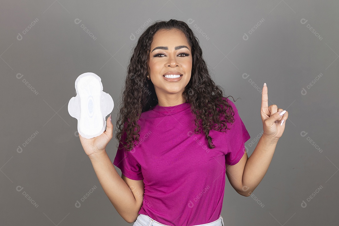 Linda mulher jovem morena cabelo cacheado sobre fundo isolado