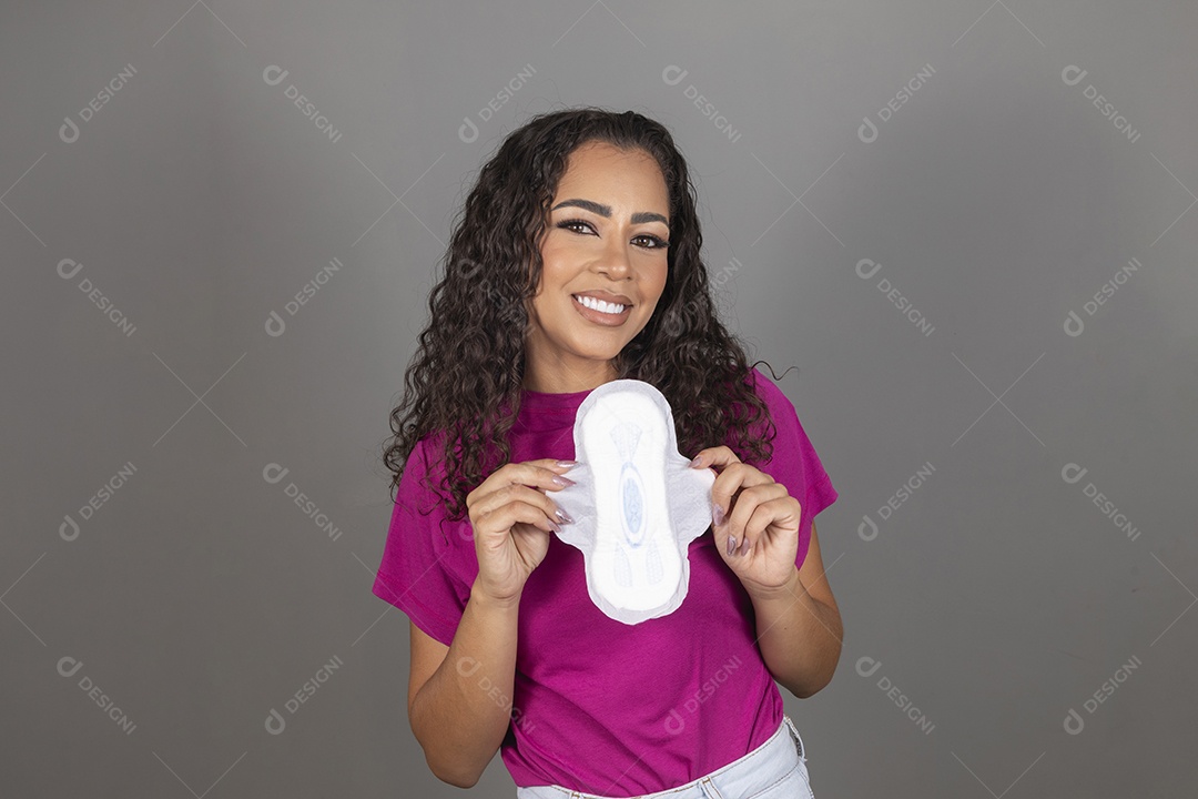 Linda mulher jovem morena cabelo cacheado sobre fundo isolado