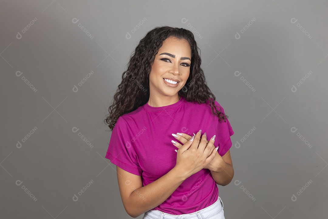 Linda mulher jovem morena cabelo cacheado sobre fundo isolado