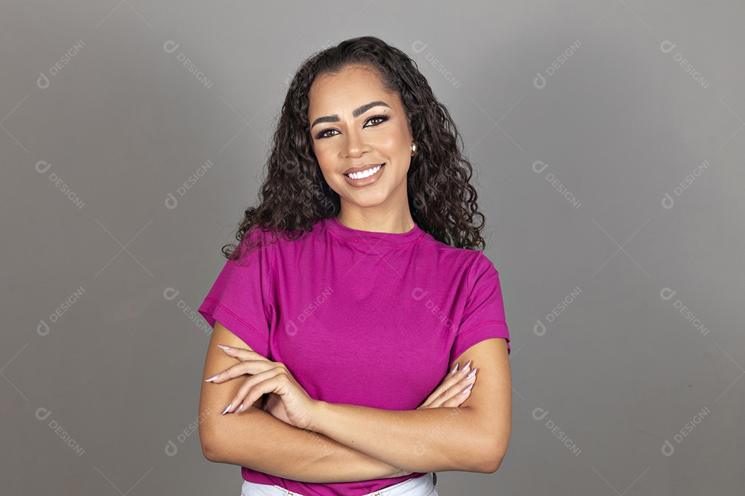Linda mulher jovem morena cabelo cacheado sobre fundo isolado