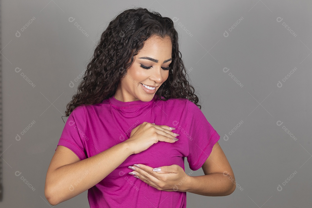 Linda mulher jovem morena cabelo cacheado sobre fundo isolado