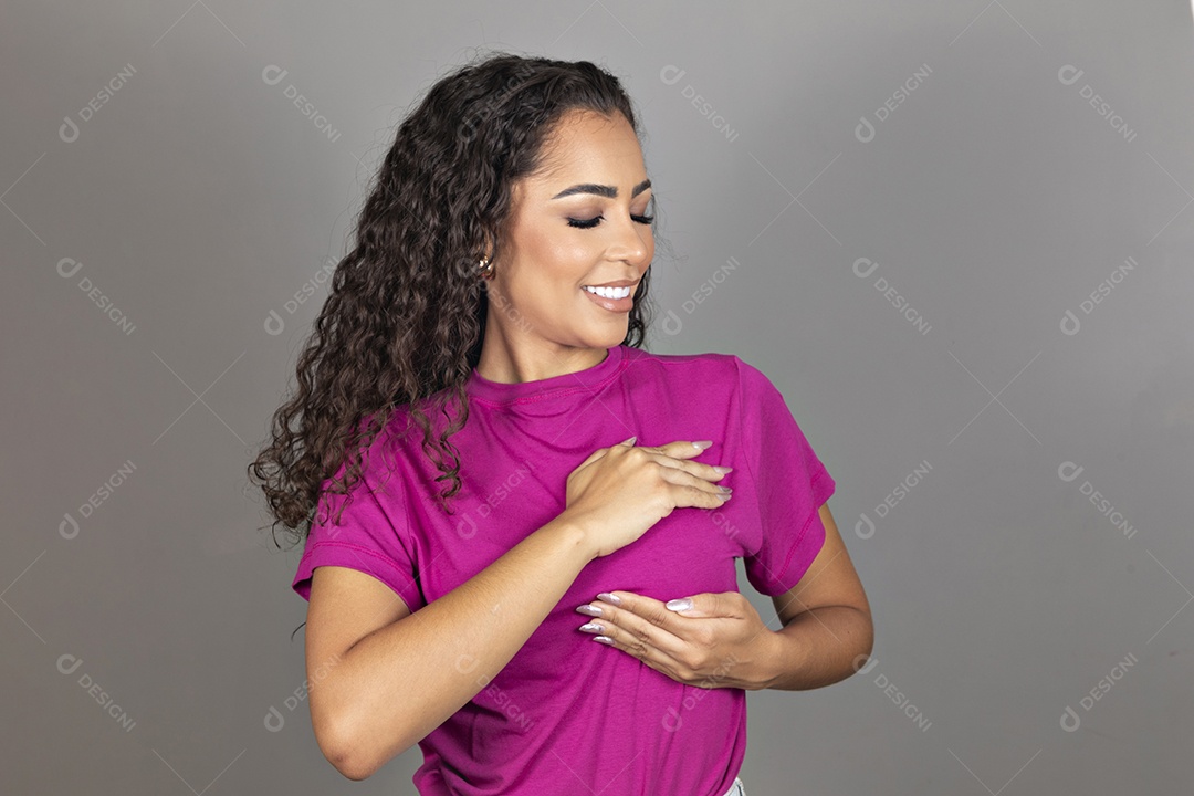 Linda mulher jovem morena cabelo cacheado sobre fundo isolado