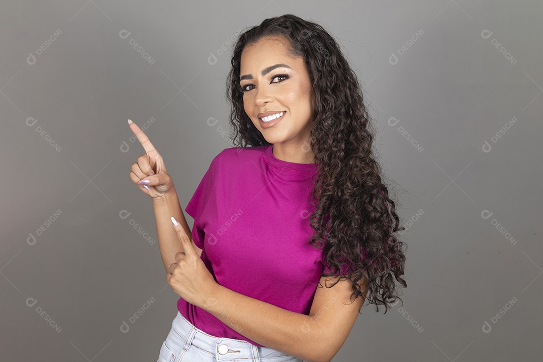 Linda mulher jovem morena cabelo cacheado sobre fundo isolado