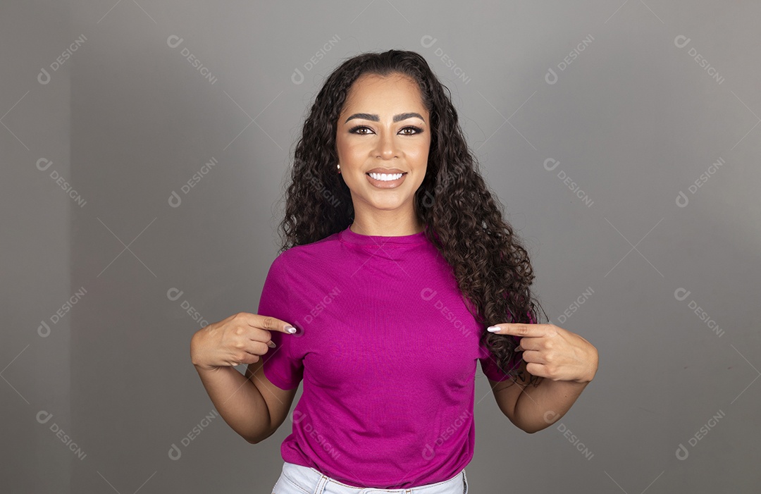 Linda mulher jovem morena cabelo cacheado sobre fundo isolado