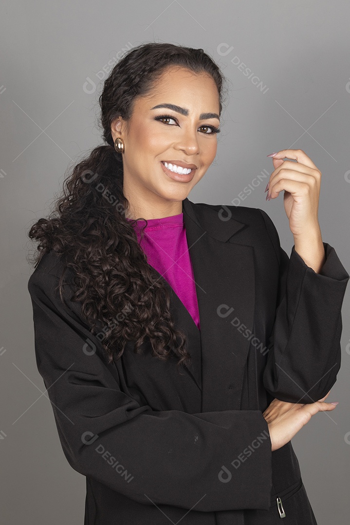 Linda mulher jovem morena cabelo cacheado sobre fundo isolado