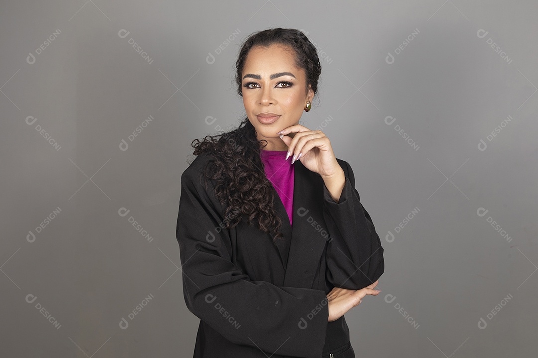 Linda mulher jovem morena cabelo cacheado sobre fundo isolado
